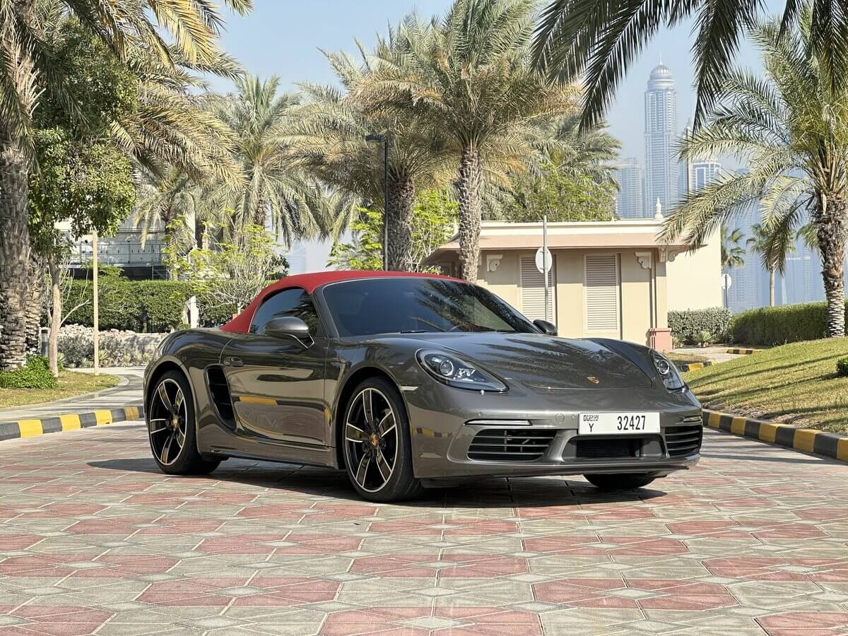 Close-up of Porsche 718 Boxster wheels and brake calipers – performance-focused details