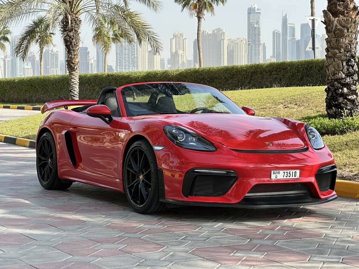 Side profile of Porsche 718 Boxster – sleek design and aerodynamic lines