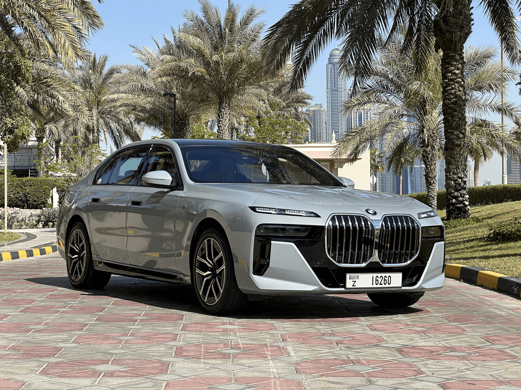 BMW 735 exterior front view – executive car rental Dubai